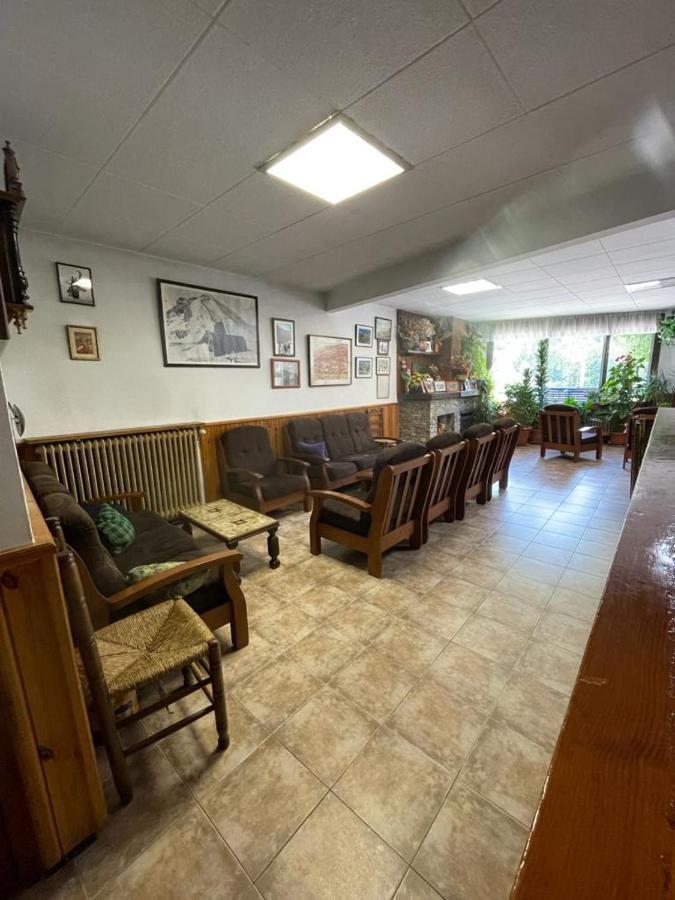 סטקסס Hostal Ter מראה חיצוני תמונה